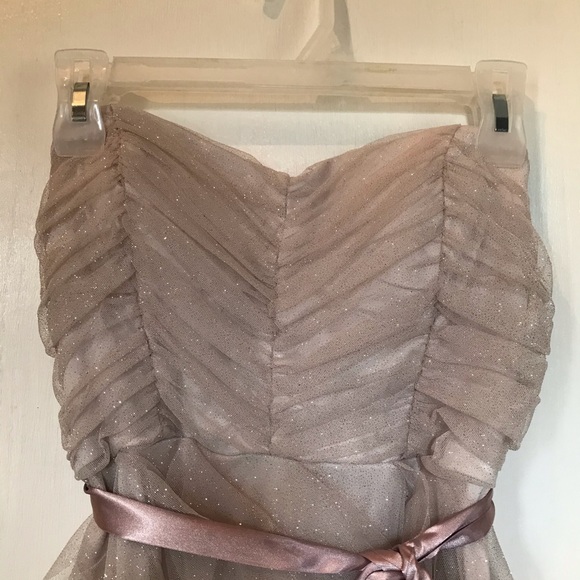 Formal short dress with rose belt. - Picture 3 of 5